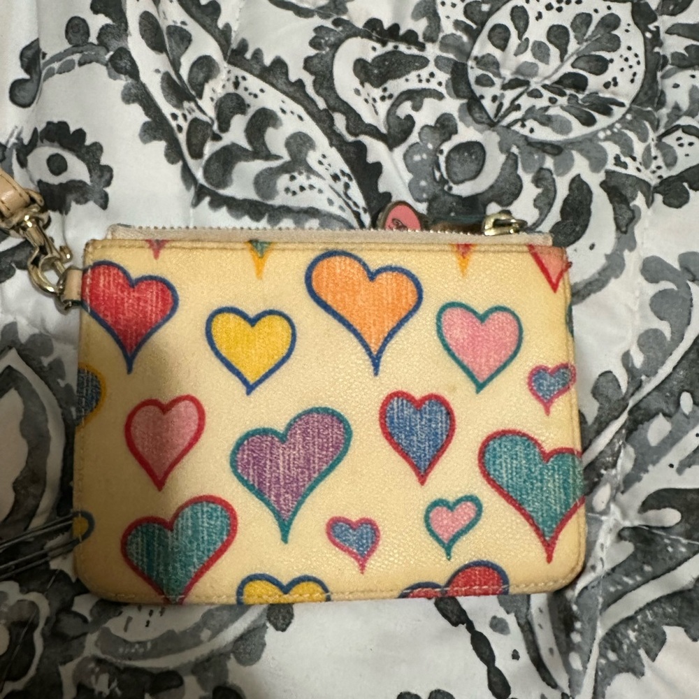 Dooney and Bourke - Heart Print Zip Wristlet Pouch in Cream